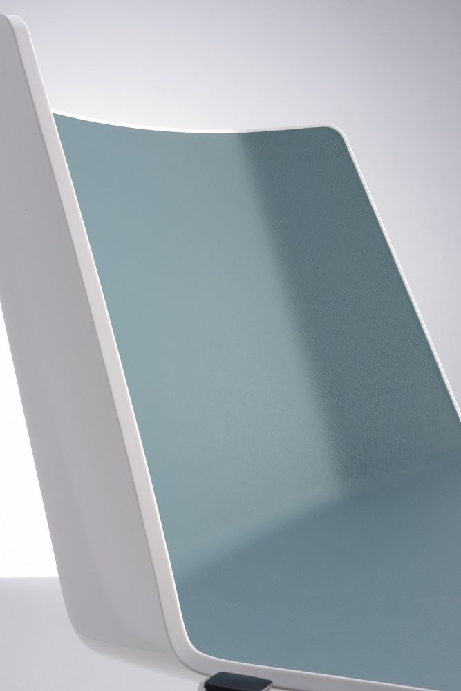 Detailaufnahme: AÏKU Stuhl mit weißem Kufengestell und hellblauer Sitzschale von MDF Italia. Moderner Designstuhl.