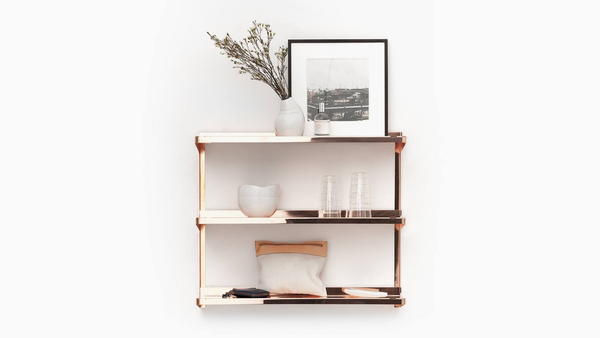 Click Wandregal von New Tendency, zweistöckig, mit Deko-Objekten auf weißem Hintergrund. Modernes Regal für Wohnzimmer.