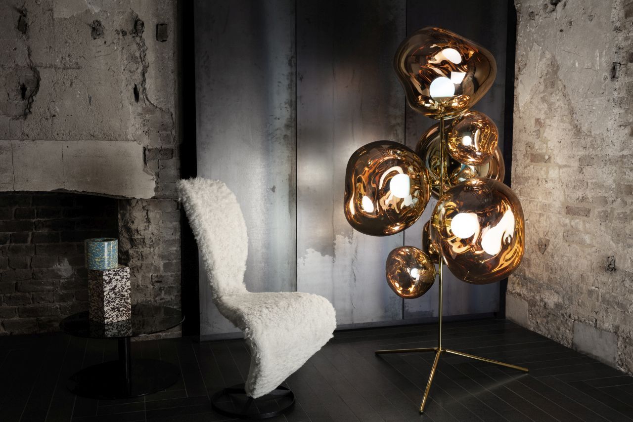 Tom Dixon Melt Stehleuchte in Gold mit mehreren organisch geformten, leuchtenden Kugeln.