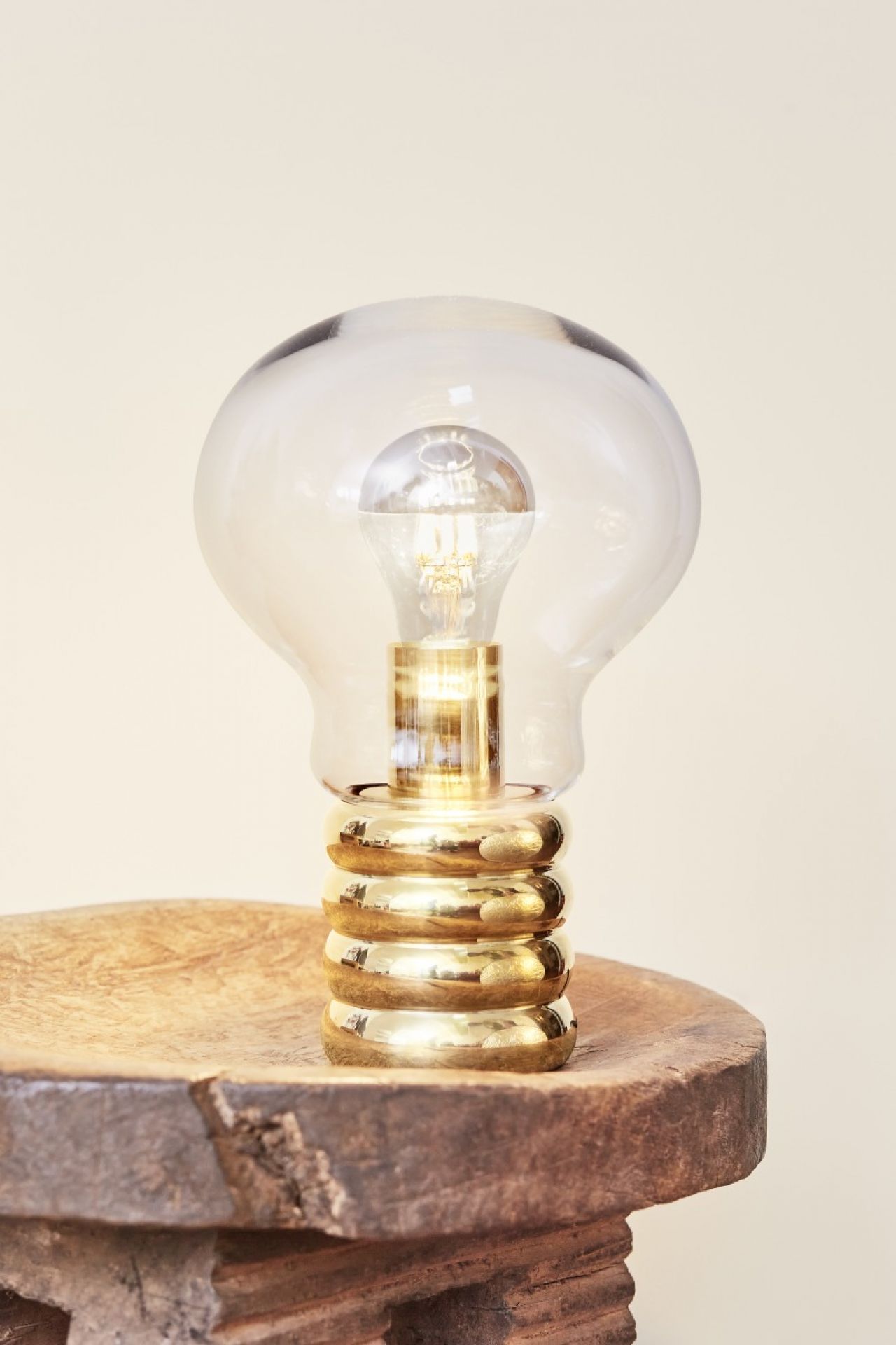 Nahaufnahme der Bulb Tischleuchte von Ingo Maurer mit goldenem Sockel und Glühbirnen-Design.