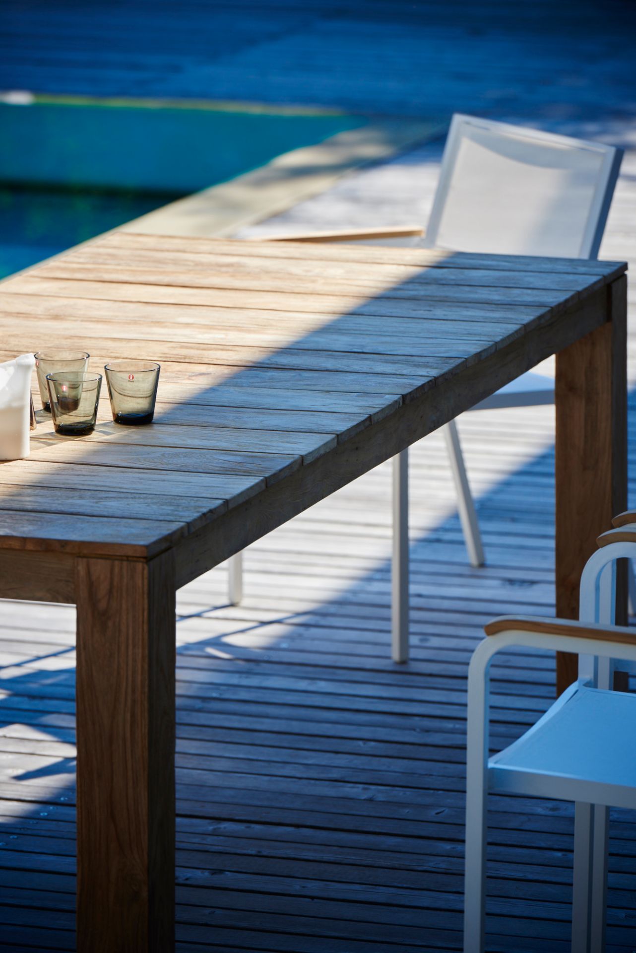 Nahaufnahme des Jan Kurtz Stage Tisches aus Naturholz, Breite 220 cm, im Außenbereich.