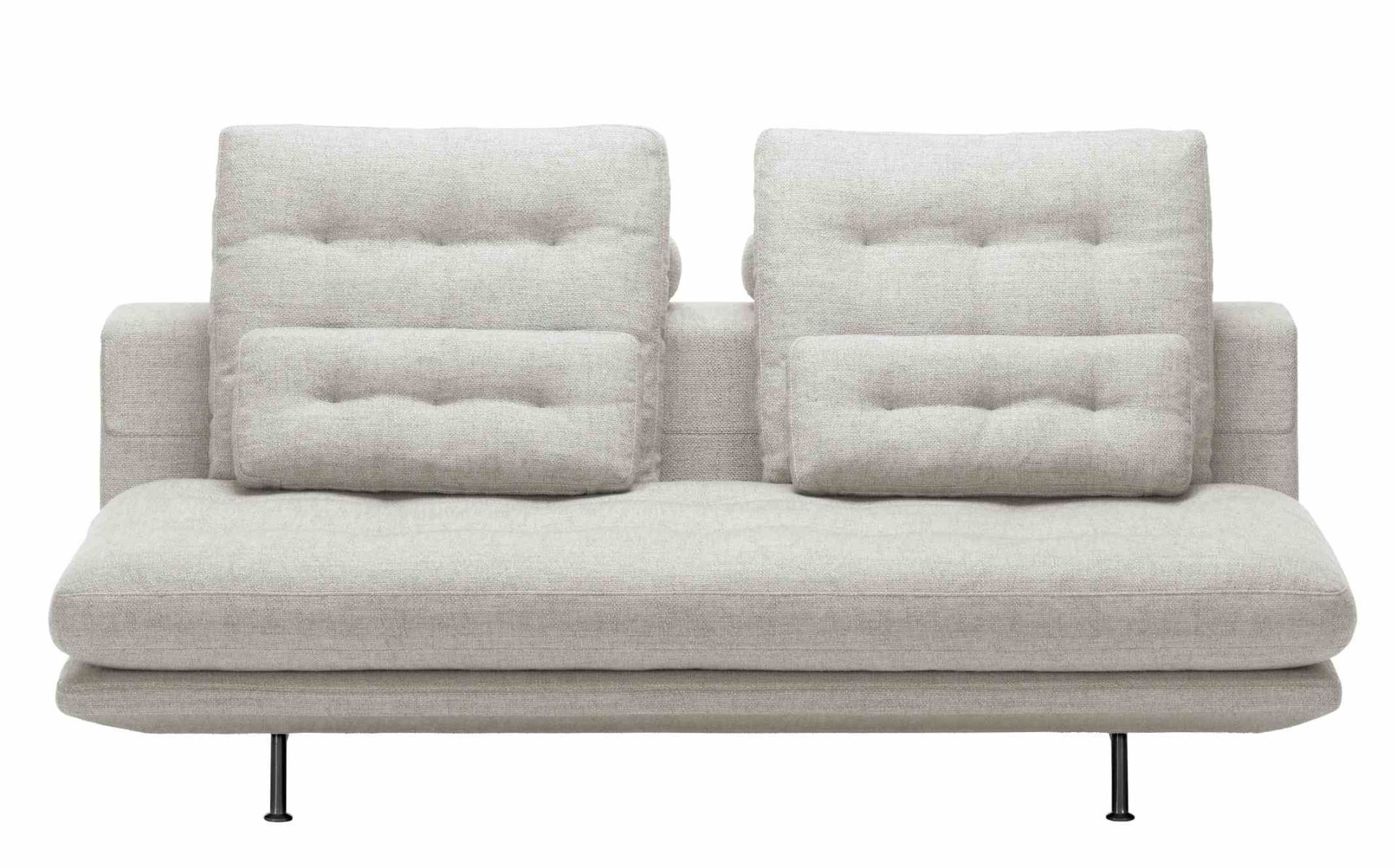 Helle Vitra Grand Sofa, ein modernes 2,5-Sitzer Sofa mit Kissen und schwarzen Füßen.