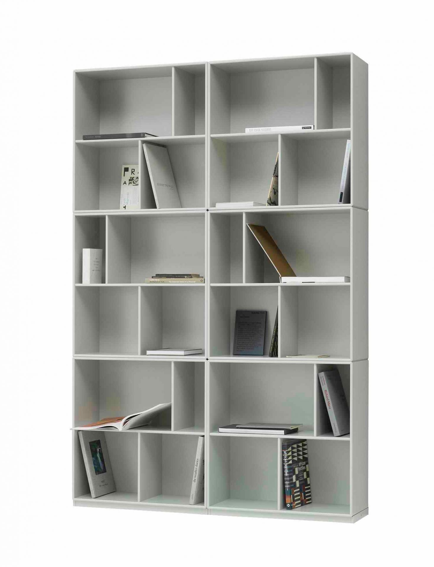 Weißes Montana READ Bücherregal mit Fächern, gefüllt mit Büchern, für Wohnzimmer und Büro.