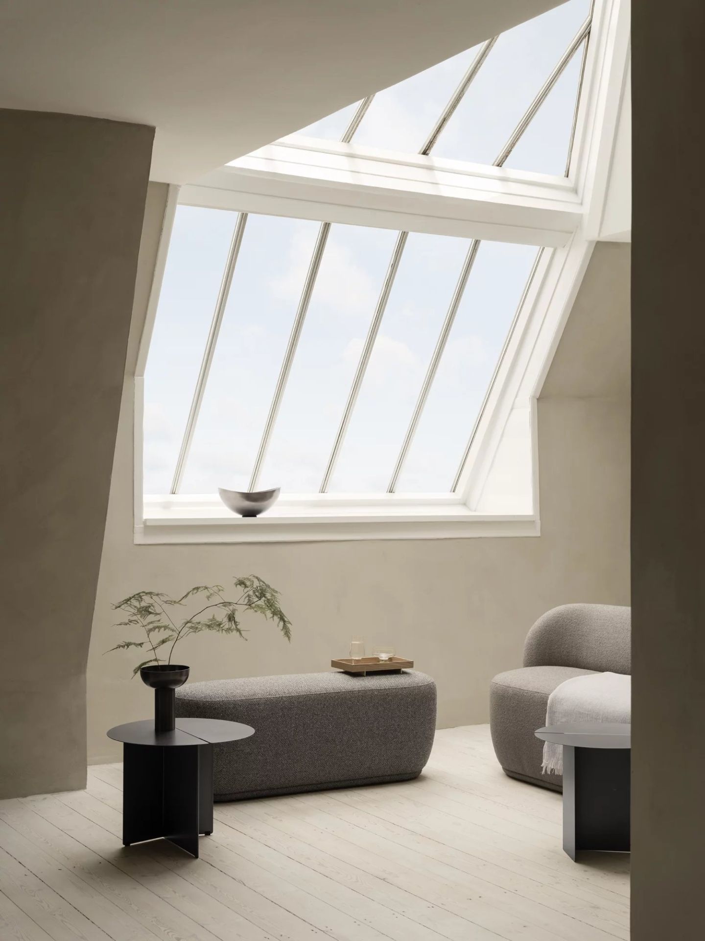 Helles Interieur mit Blomus Boucla Sofa in Shitake-Farbe, ergänzt durch Beistelltisch und Tageslicht.