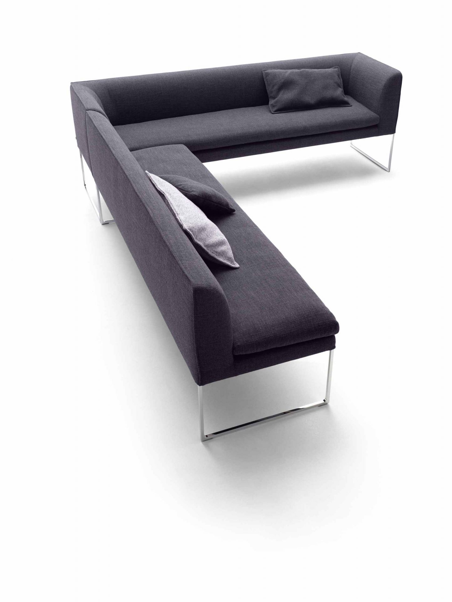 Graue Mell Polsterbank von Cor mit Metallgestell und Kissen, moderne Wohnzimmermöbel.