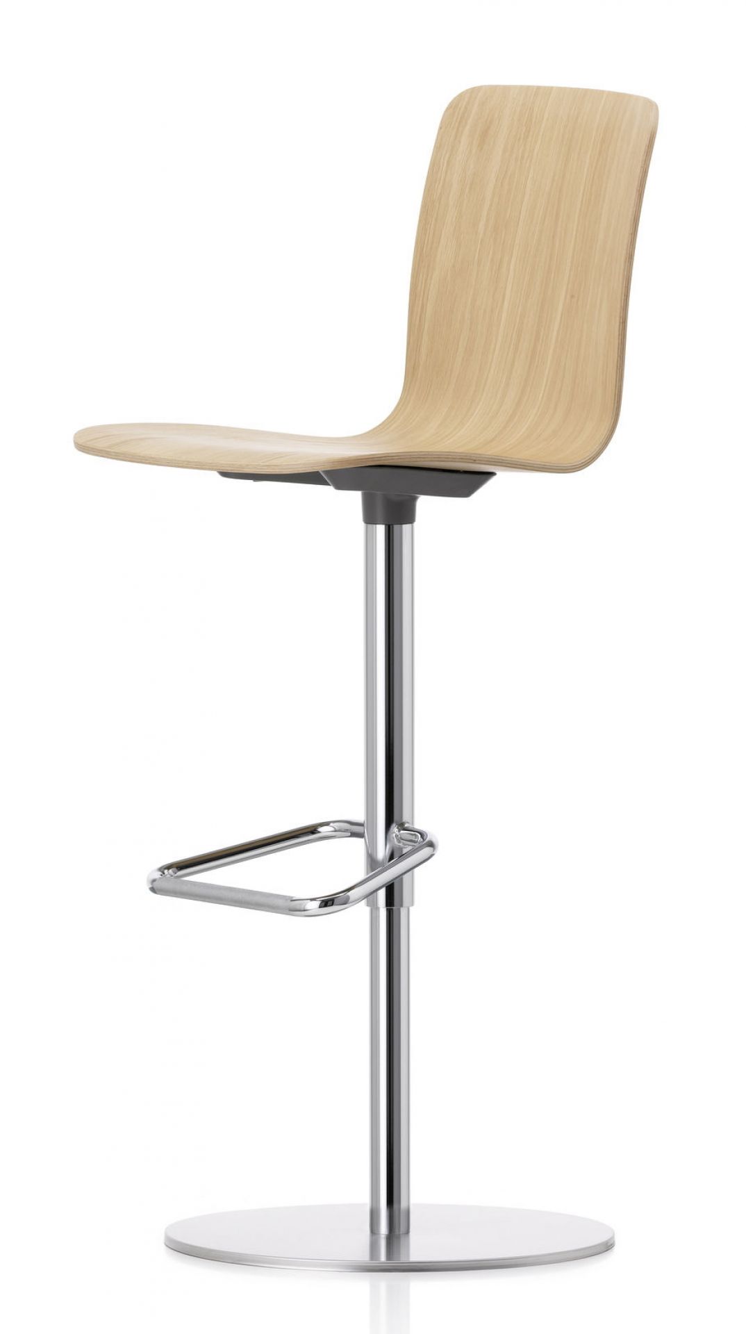 Hal Ply Barstool: Moderner Barhocker von Vitra mit Holzschale und verchromtem Fuß.