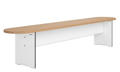 Riva Vario Round Bank von Conmoto: Moderne Outdoor Bank aus Holz und weißem Untergestell.