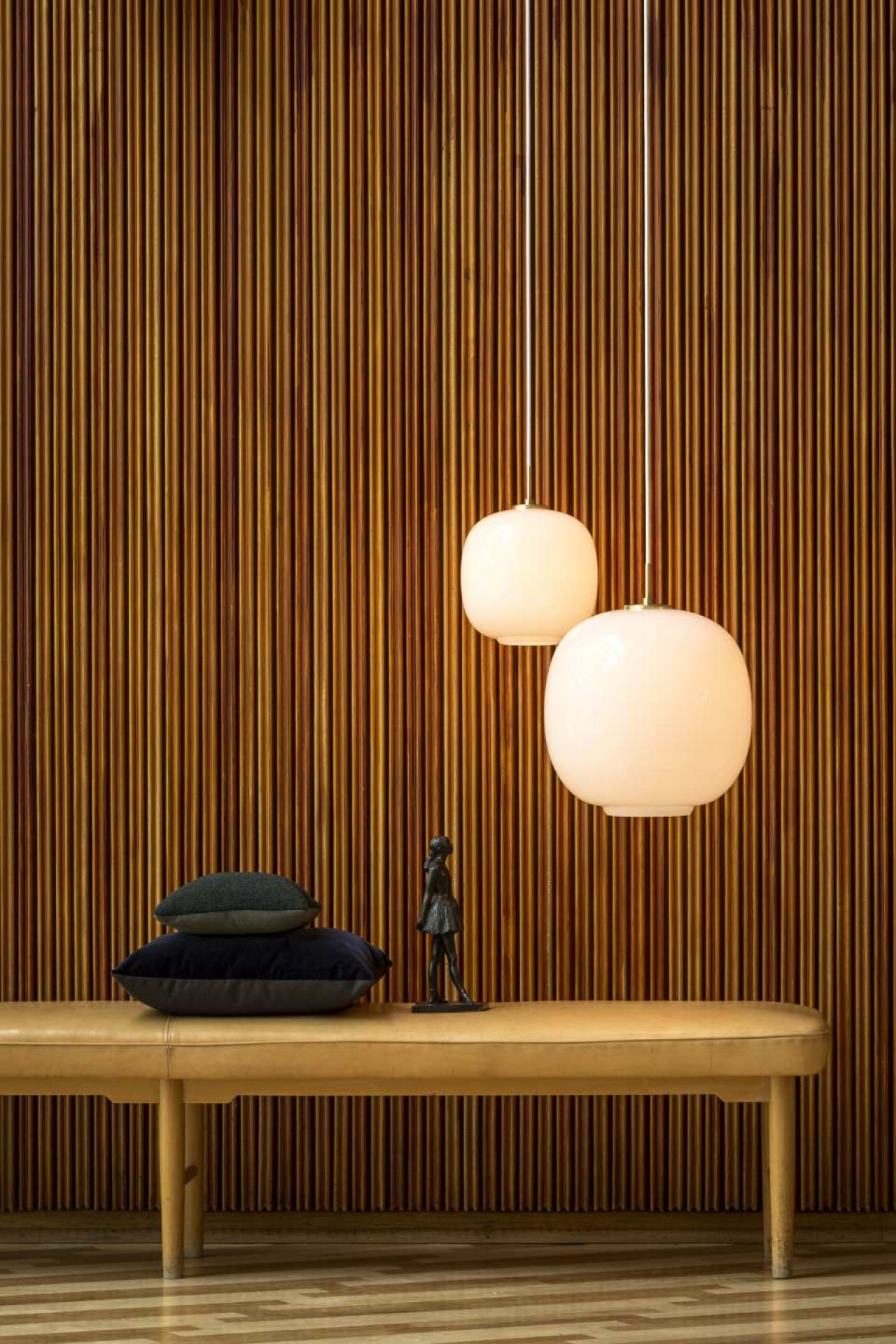 Zwei VL45 Radiohus Pendelleuchten von Louis Poulsen, moderne Hängelampen mit Opalglas, für stilvolle Raumbeleuchtung.