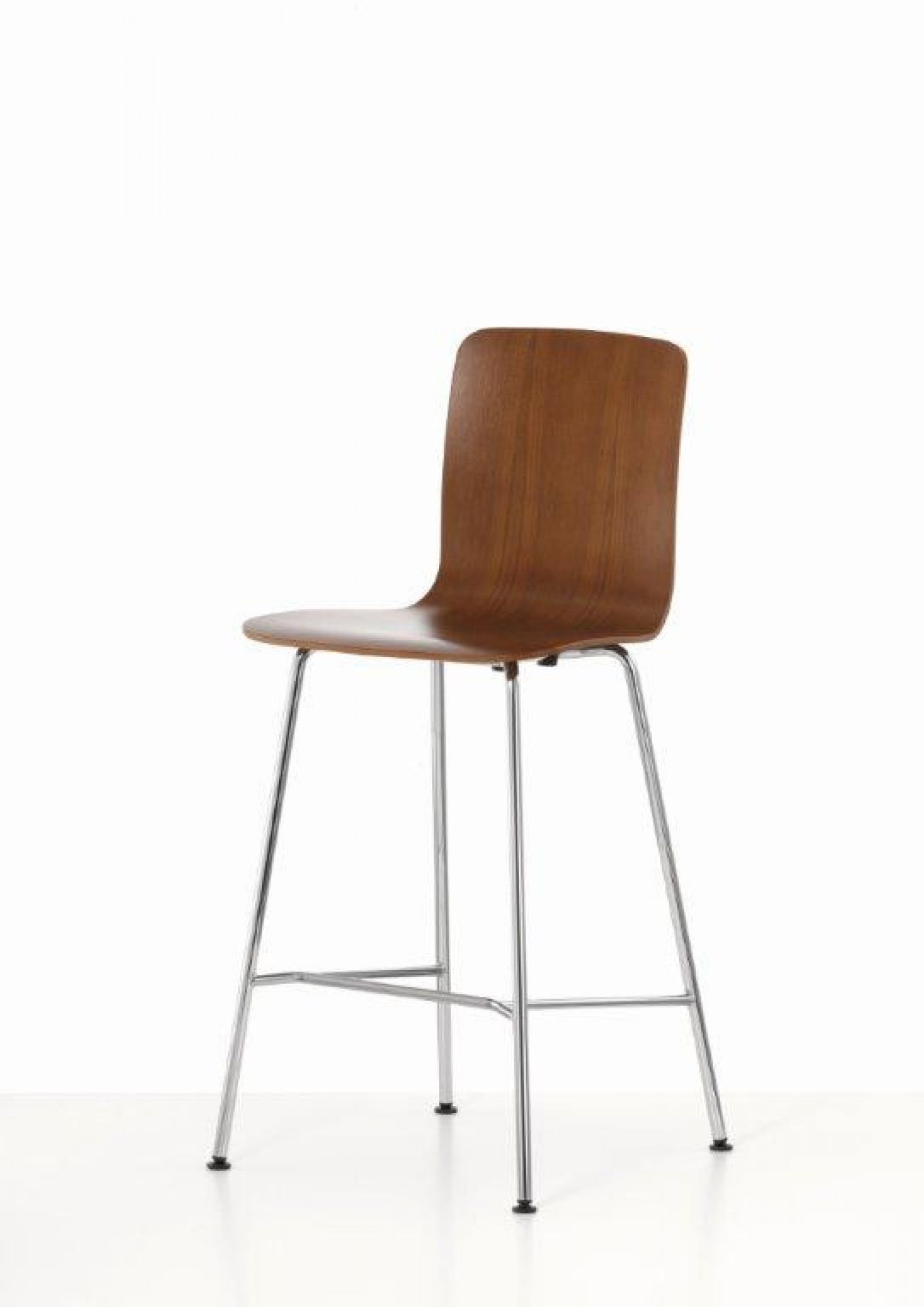 Vitra Hal Ply Stool Medium Barhocker aus Holz mit verchromtem Gestell.