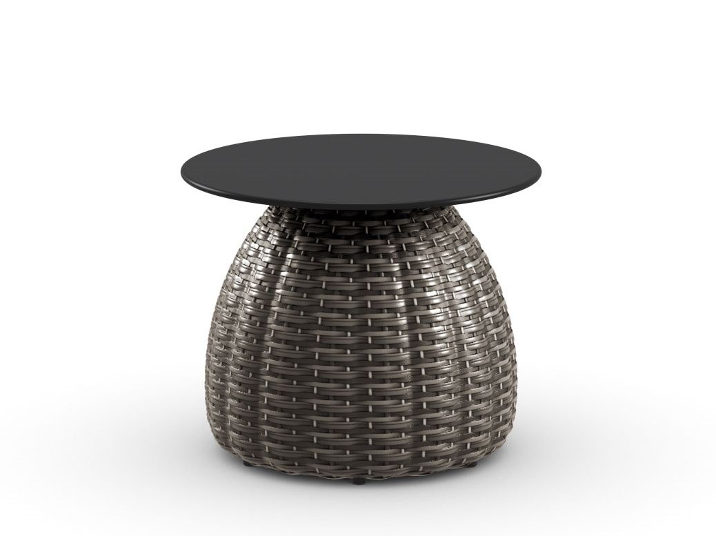 Dedon Porcini Beistelltisch mit runder, schwarzer Tischplatte und geflochtenem Sockel aus wetterfestem Material.