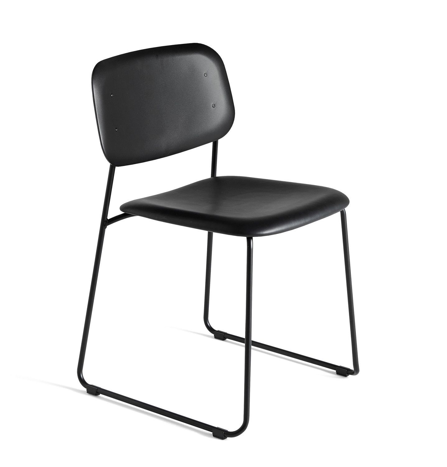 Schwarzer Soft Edge Stuhl von Hay mit Sitzfläche und Rückenlehne aus Kunststoff und Stahlgestell.