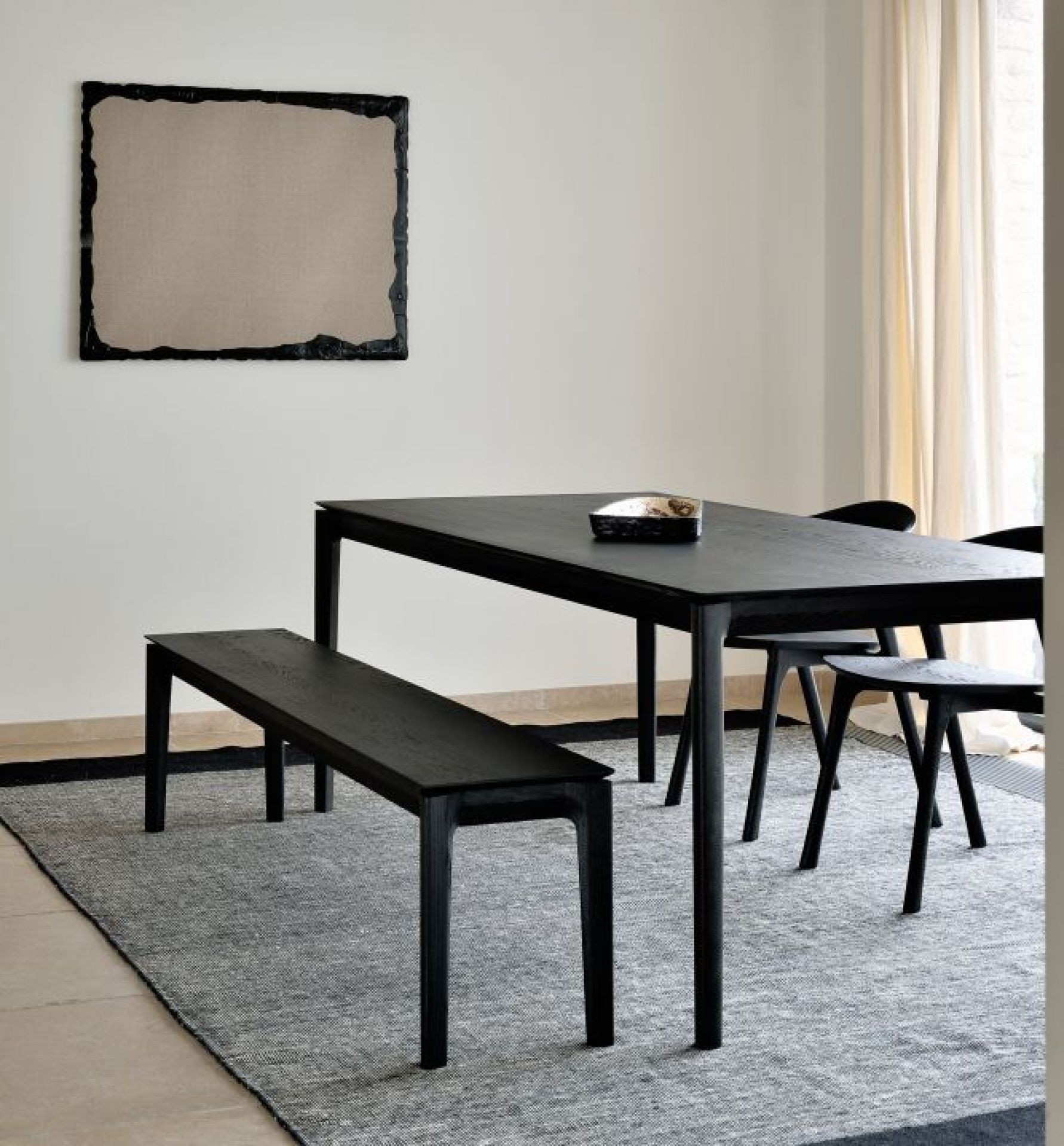 Schwarze Bok Bank von Ethnicraft aus Eiche mit passendem Esstisch und Stühlen.