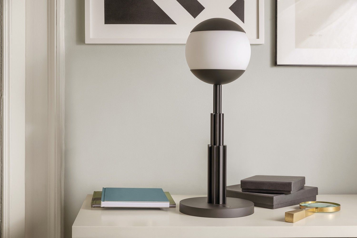 Nahaufnahme der Alessi AR04 Akku-Tischleuchte auf einem Tisch, modernes Design.