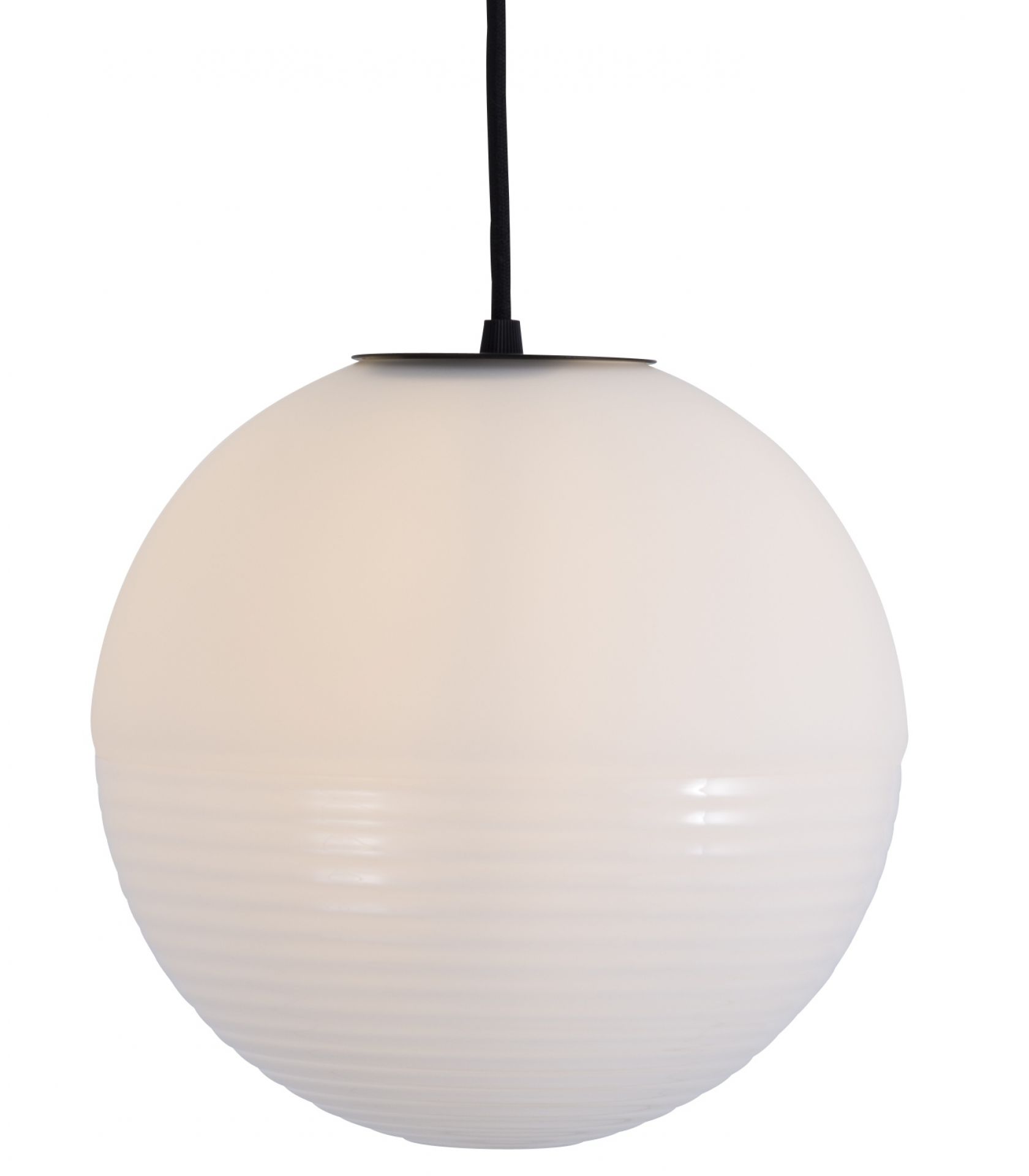 Weiße Stellar Pendelleuchte von Pulpo, moderne Hängelampe mit gerippter Oberfläche und schwarzem Kabel.