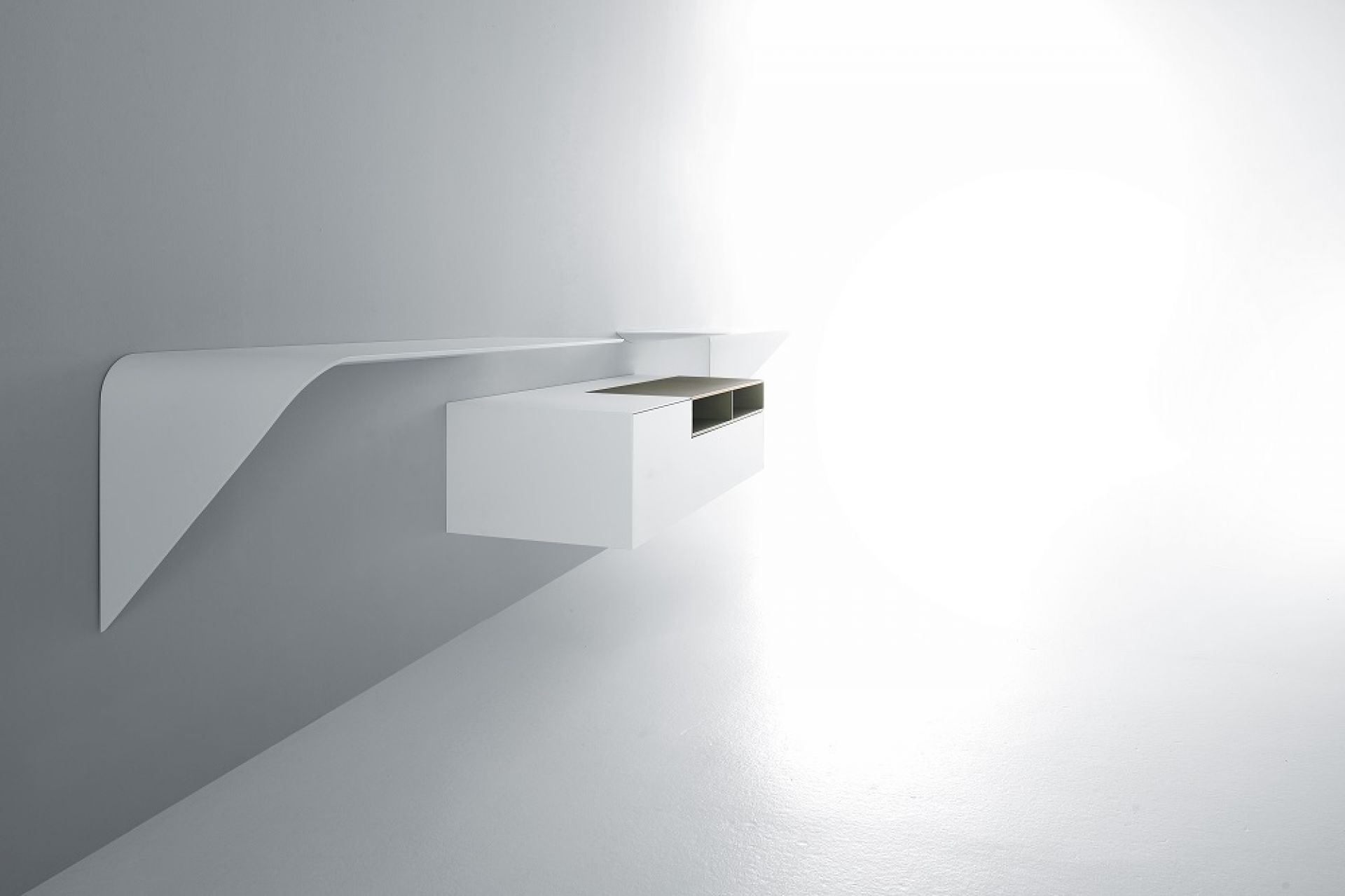 Weißer Mamba Light Wandsekretär von MDF Italia, moderne Ablage mit Schubladen und minimalistischem Design.