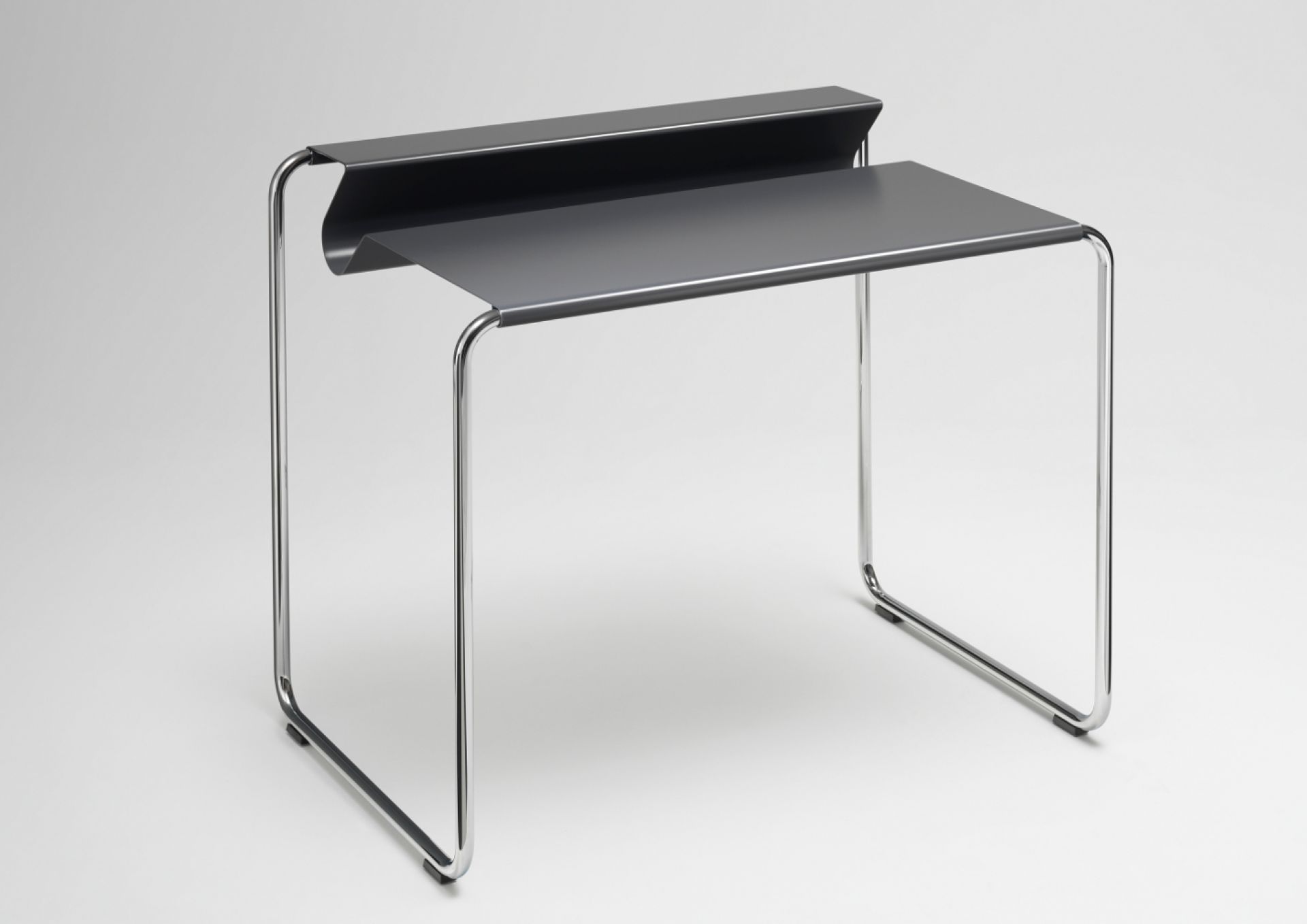 PS07 Sekretär von Müller Möbelfabrikation: Schwarzer Schreibtisch mit verchromtem Gestell für modernes Arbeiten.