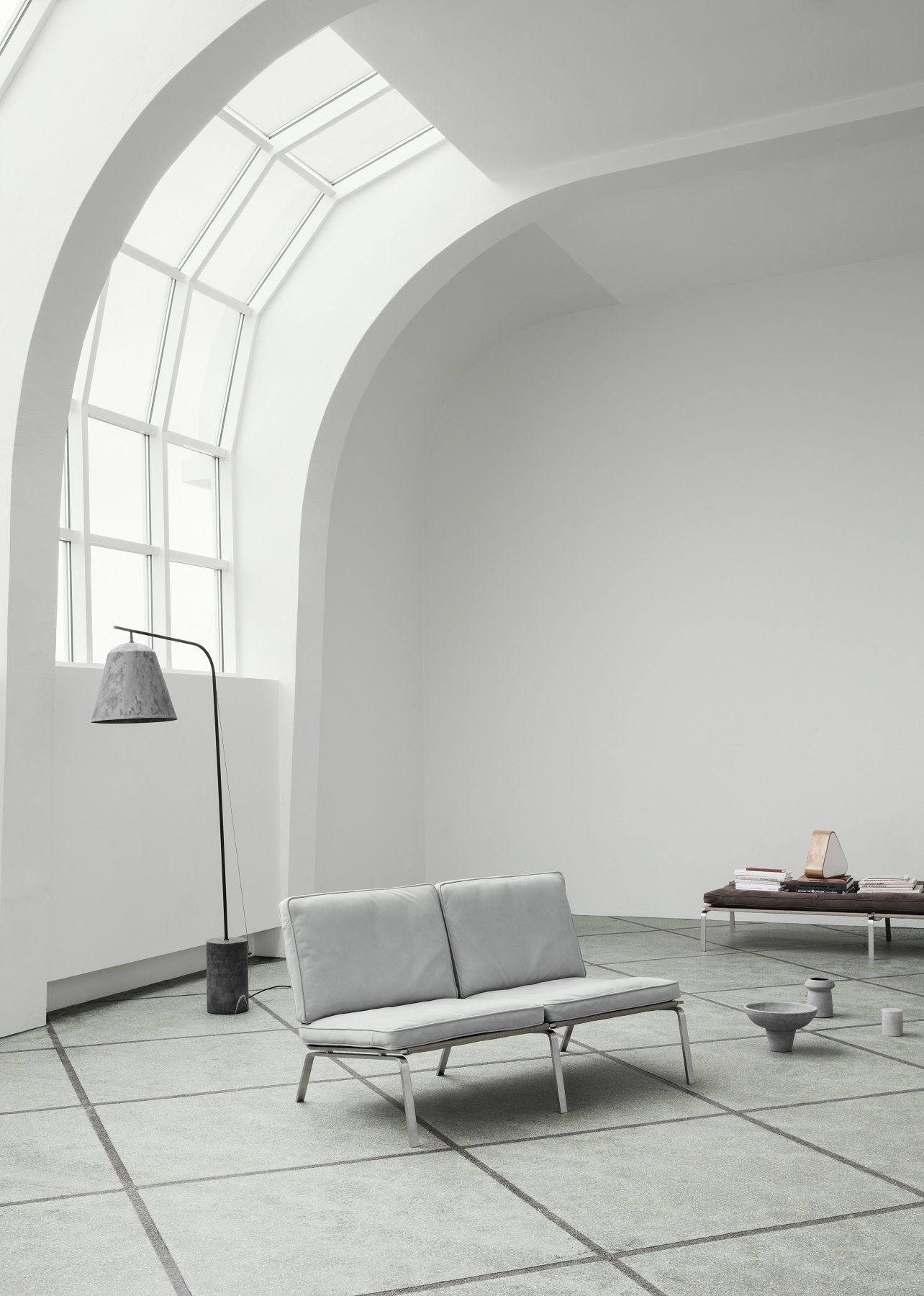 Helles Interieur mit Man Couch Sofa von NORR11, 2-Sitzer, minimalistisches Design und moderner Wohnstil.