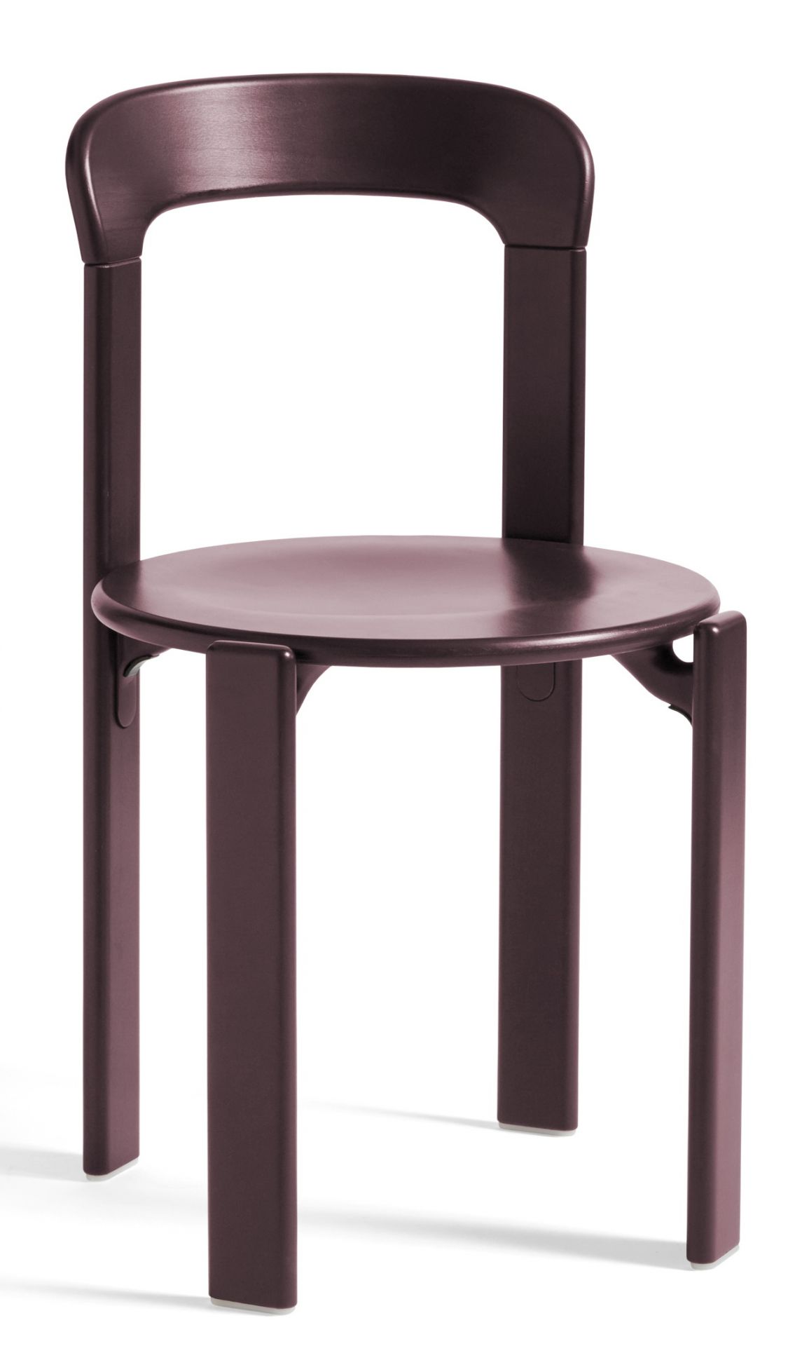 Freigestellter Rey Chair Stuhl von Hay in Traubenrot, moderner Holzstuhl für Esszimmer und Wohnbereich.
