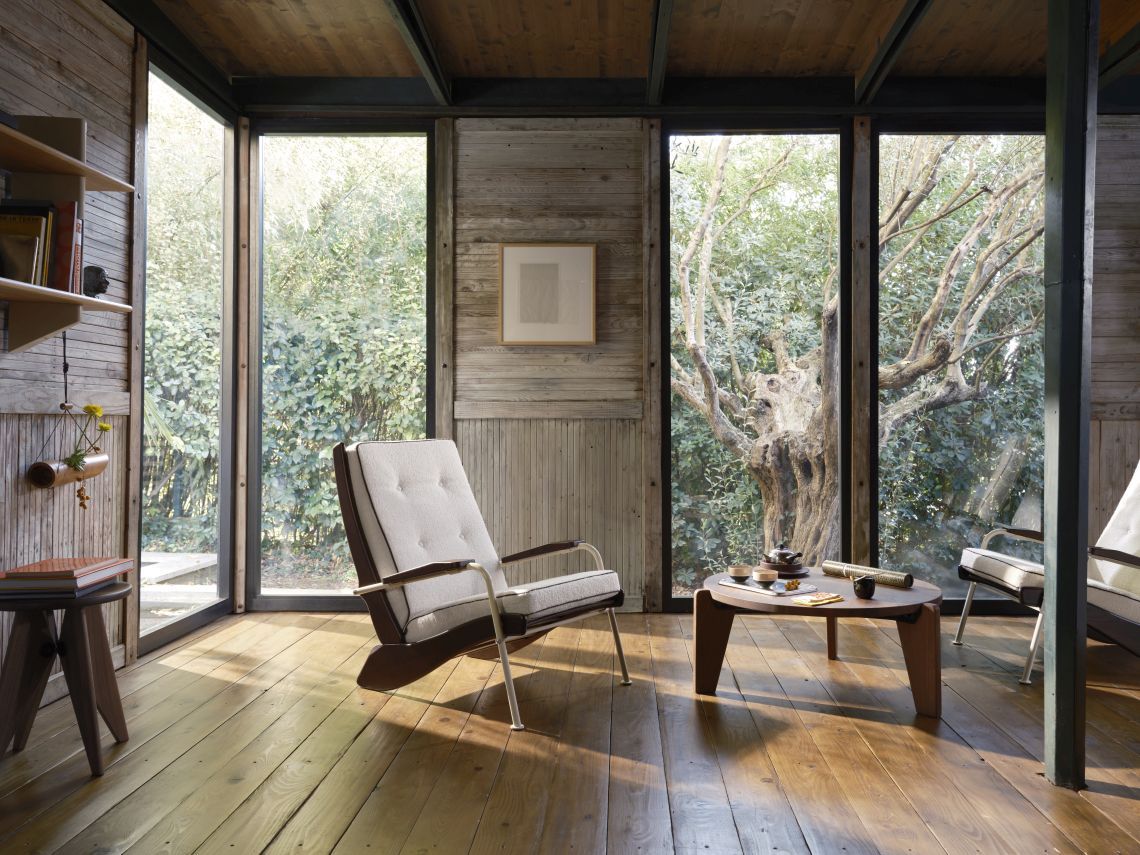 Innenansicht mit Vitra Wandregal aus Eiche natur, kombiniert mit passenden Möbeln und viel Tageslicht.