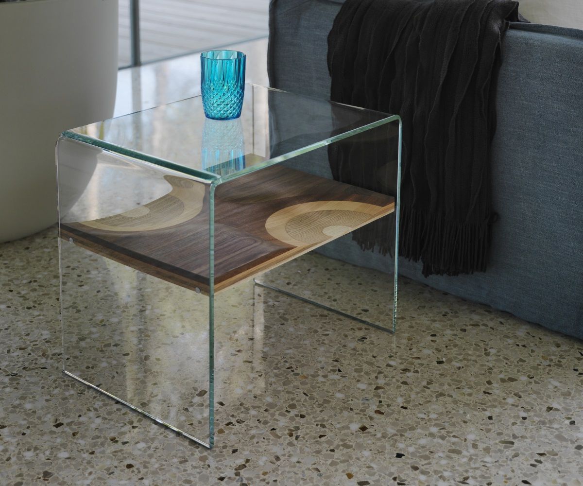 Bifronte Beistelltisch: Moderner Glastisch mit Holzablage und blauem Glas, ideal als Nachttisch.