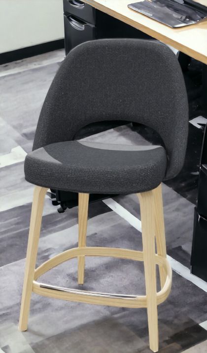 Saarinen Barhocker mit grauem Bezug und Holzbeinen, Thekenhöhe 101,5 cm von Knoll International.