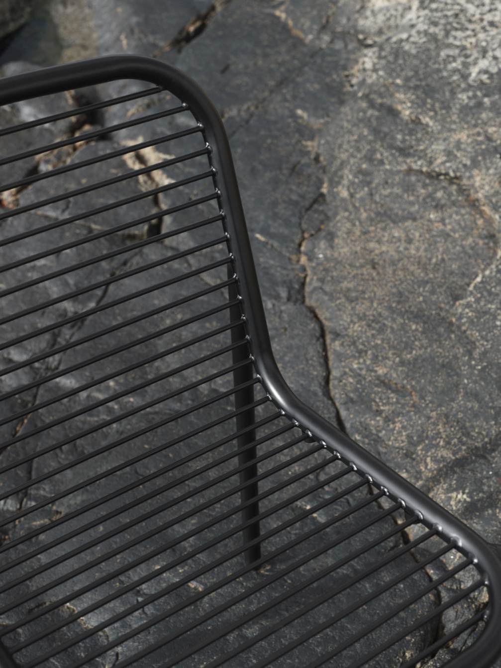 Detailaufnahme des schwarzen Vig Chair Stuhls von Normann Copenhagen, ideal für den Außenbereich.