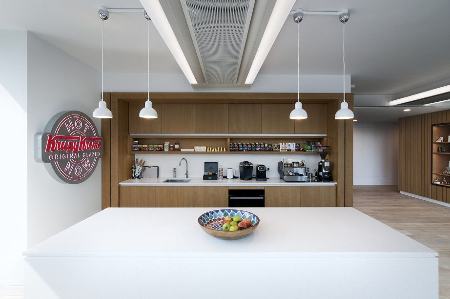 Moderne Küche mit Fritz Hansen Pendelleuchten, Modell 6722-P, in Schwarz matt über einer Kücheninsel.