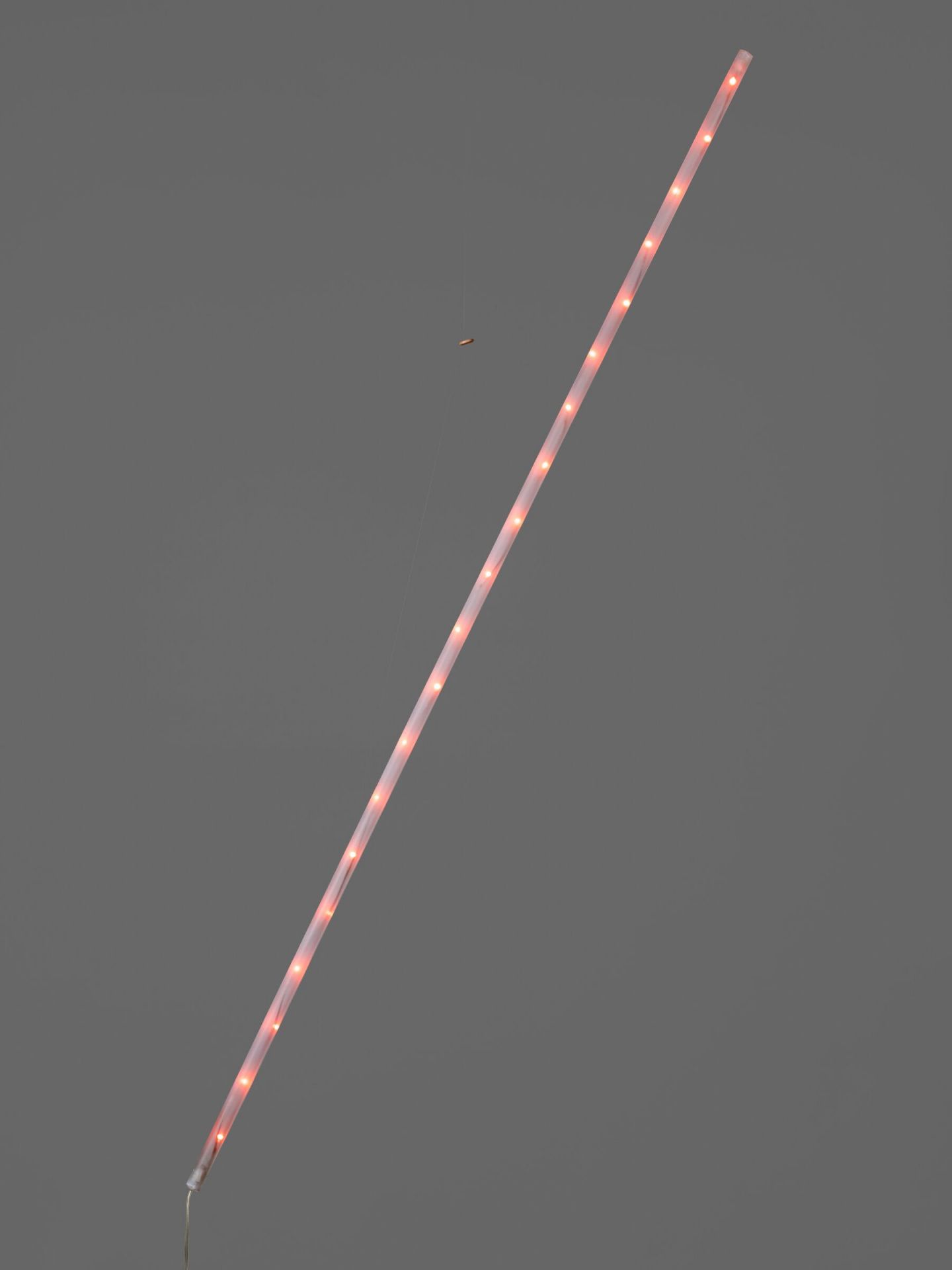 Santa & Cole La Colilla Pendelleuchte mit warmen LED-Lichtern, modernes Design für Wohnzimmer und Esszimmer.