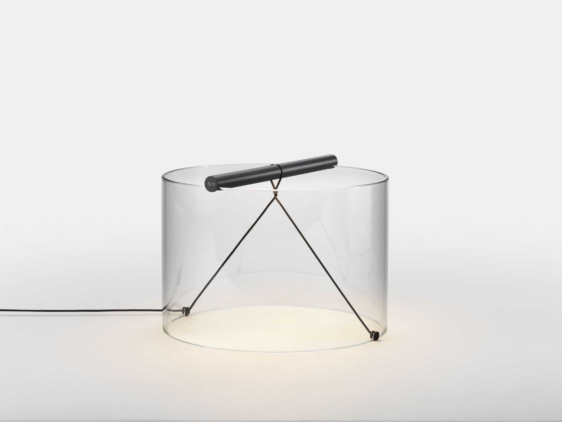 To-Tie T3 LED Tischleuchte von Flos, modernes Design mit schwarzem Stab und Glaszylinder.