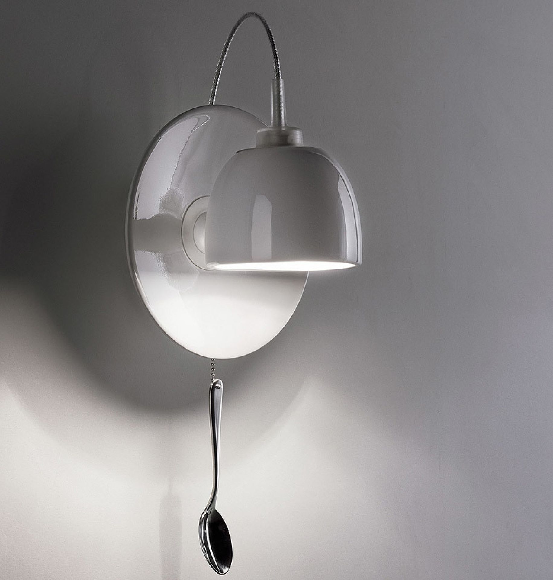 Weiße Light Au Lait Wandleuchte von Ingo Maurer mit Teller und Löffel als Schalter.