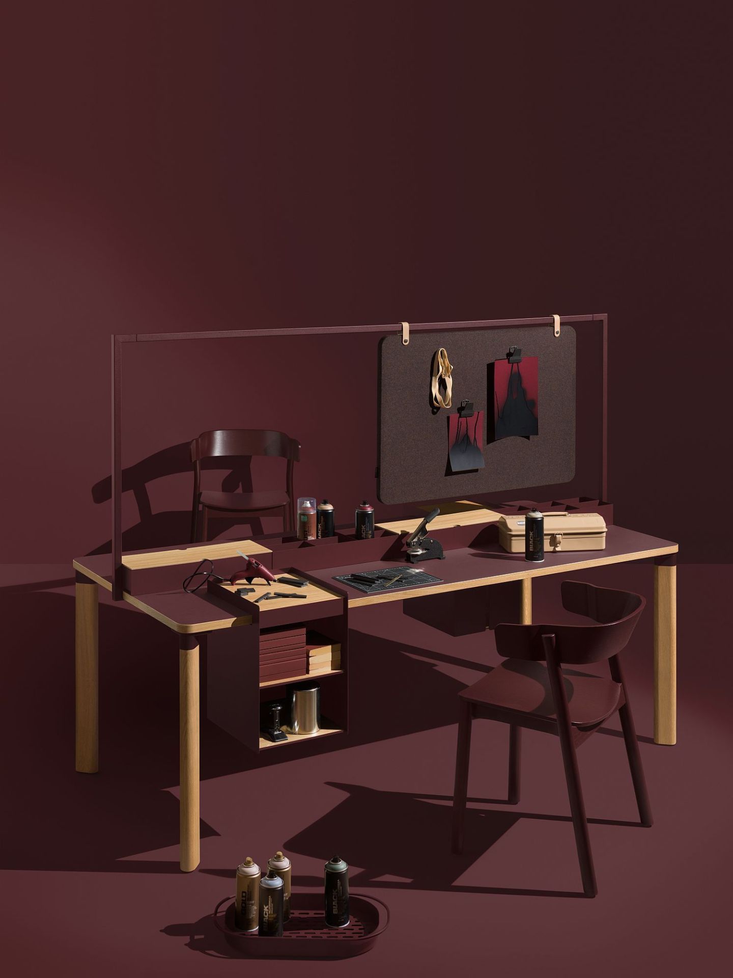 Enfold Table / Work Table von Mizetto: Burgunderroter Schreibtisch mit Holzbeinen und Zubehör.