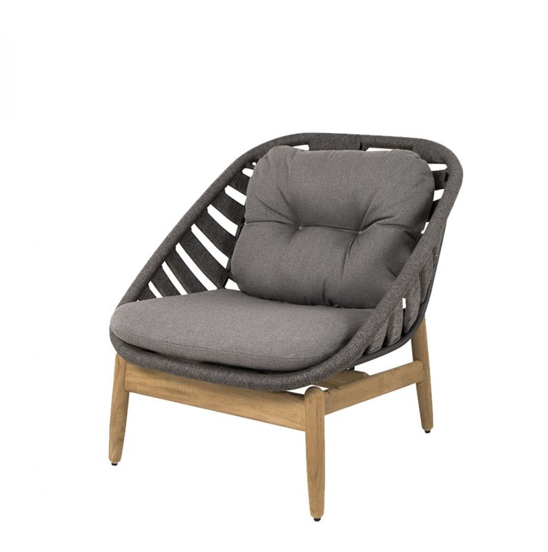 Strington Outdoor Loungesessel in Dunkelgrau von Cane-Line mit Kordelgeflecht und hellen Holzbeinen.