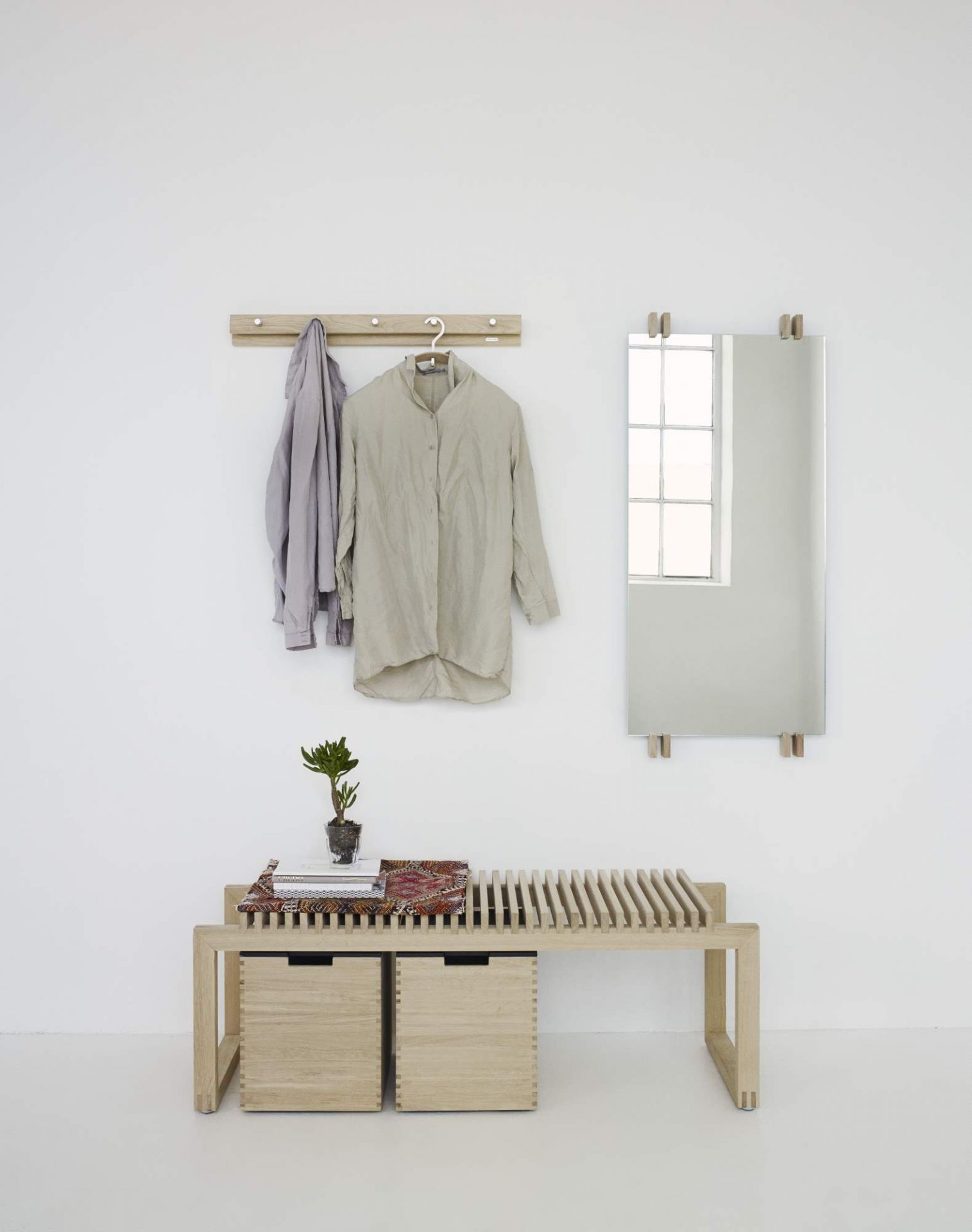 Helle Cutter Bank von Skagerak by Fritz Hansen mit Schubladen und Dekoration im Flur.