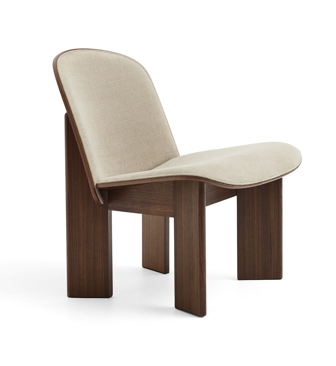 Chisel Lounge Chair Sessel von Hay, vollgepolstert in Beige mit dunklem Holzgestell.