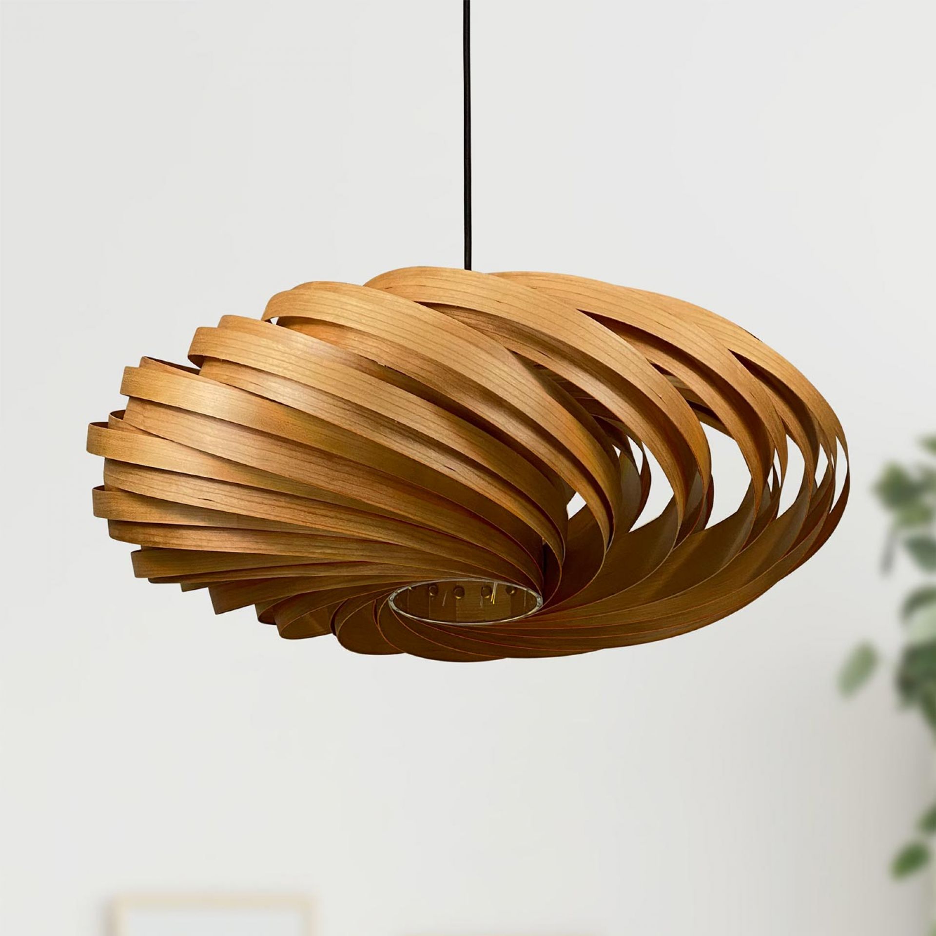 Veneria Hängeleuchte aus Kirschbaumholz, spiralförmiges Design, moderne Pendelleuchte für Wohnzimmer und Essbereich.