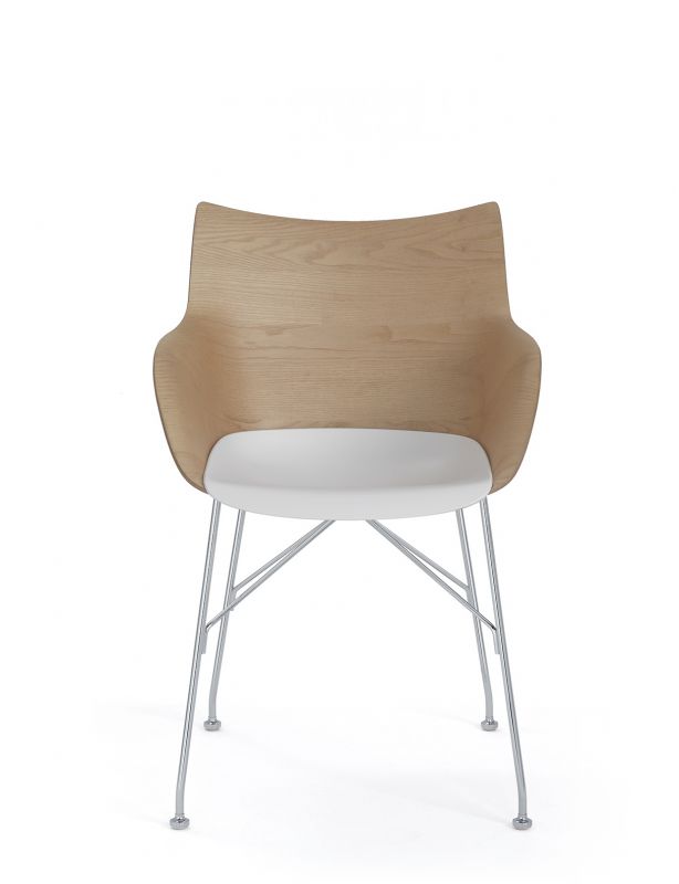 Q/Wood Stuhl von Kartell: Holzstuhl mit Armlehnen, weißer Sitzfläche und filigranem Metallgestell.