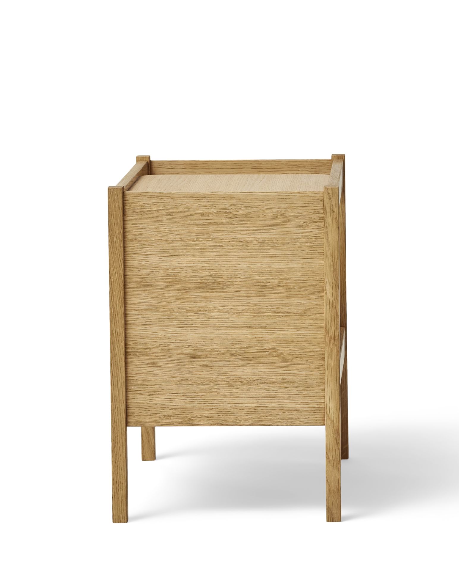 Journal Beistelltisch von Form & Refine aus Eiche, Nachttisch, Holzmöbel, skandinavisches Design.