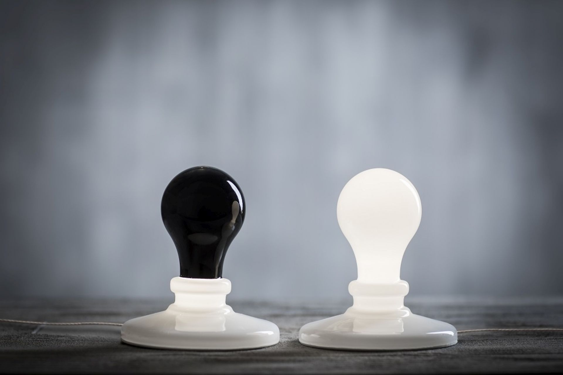 Zwei Light Bulb Tavolo LED Tischleuchten von Foscarini, eine schwarz, eine weiß.
