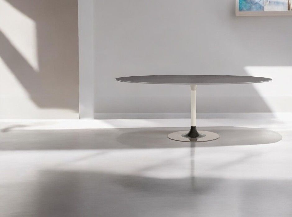 Weißer, ovaler Thierry XXL Tisch von Kartell mit zentralem Fuß in minimalistischem Ambiente.
