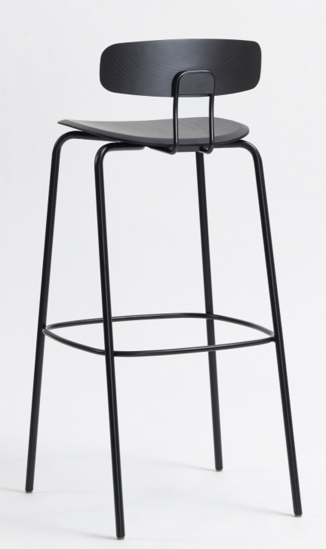 Schwarzer Okito Barstool Barhocker mit Rückenlehne und Fußstütze, modernes Design für Küche oder Bar.