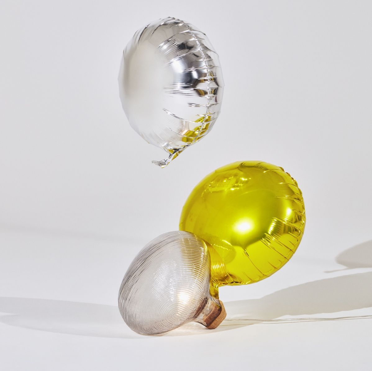 Tidelight Tischleuchte von Petite Friture, moderne Lampe mit Ballon-Design in Gold und Silber.