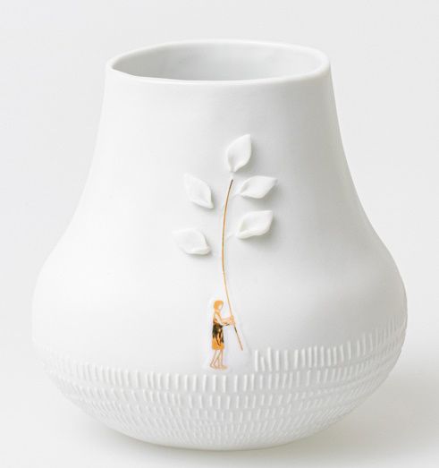 Dankbar Wiese Räder: Weißer Porzellan-Übertopf mit Relief-Blatt-Design und stilisierter Figur. Dekorative Blumenvase für Innenräume.