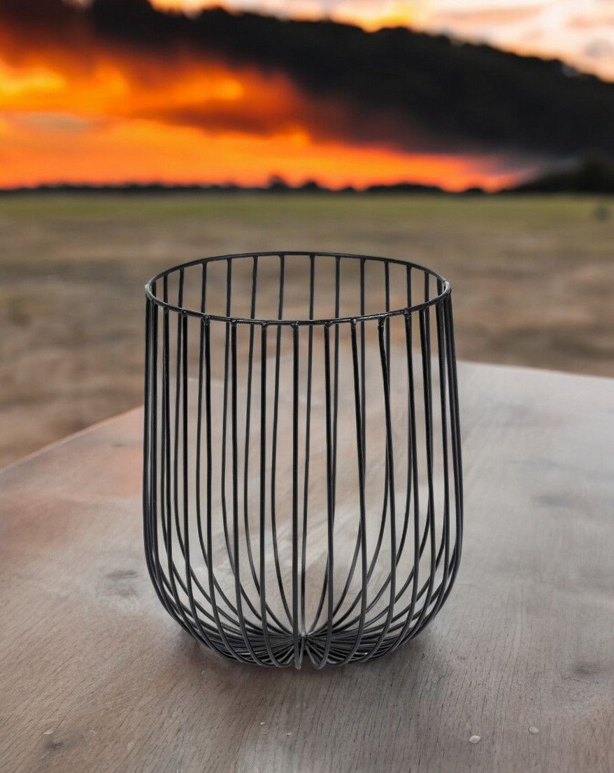 Schwarzer Catu Korb von Serax, ein dekorativer Drahtkorb für Obst, Pflanzen oder als Aufbewahrung.