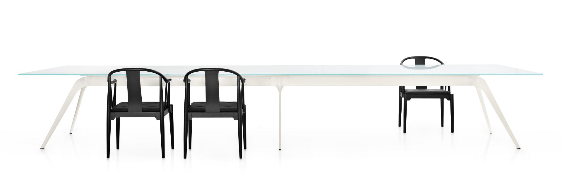 China Chair Stuhl von Fritz Hansen am Esstisch mit Glasplatte und weißem Gestell.