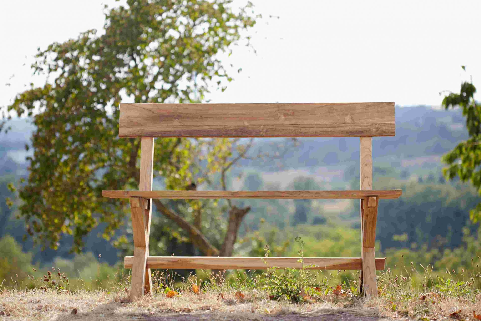 Meran Bank von Jan Kurtz: Holzbank für den Garten oder die Terrasse mit Landschaft.