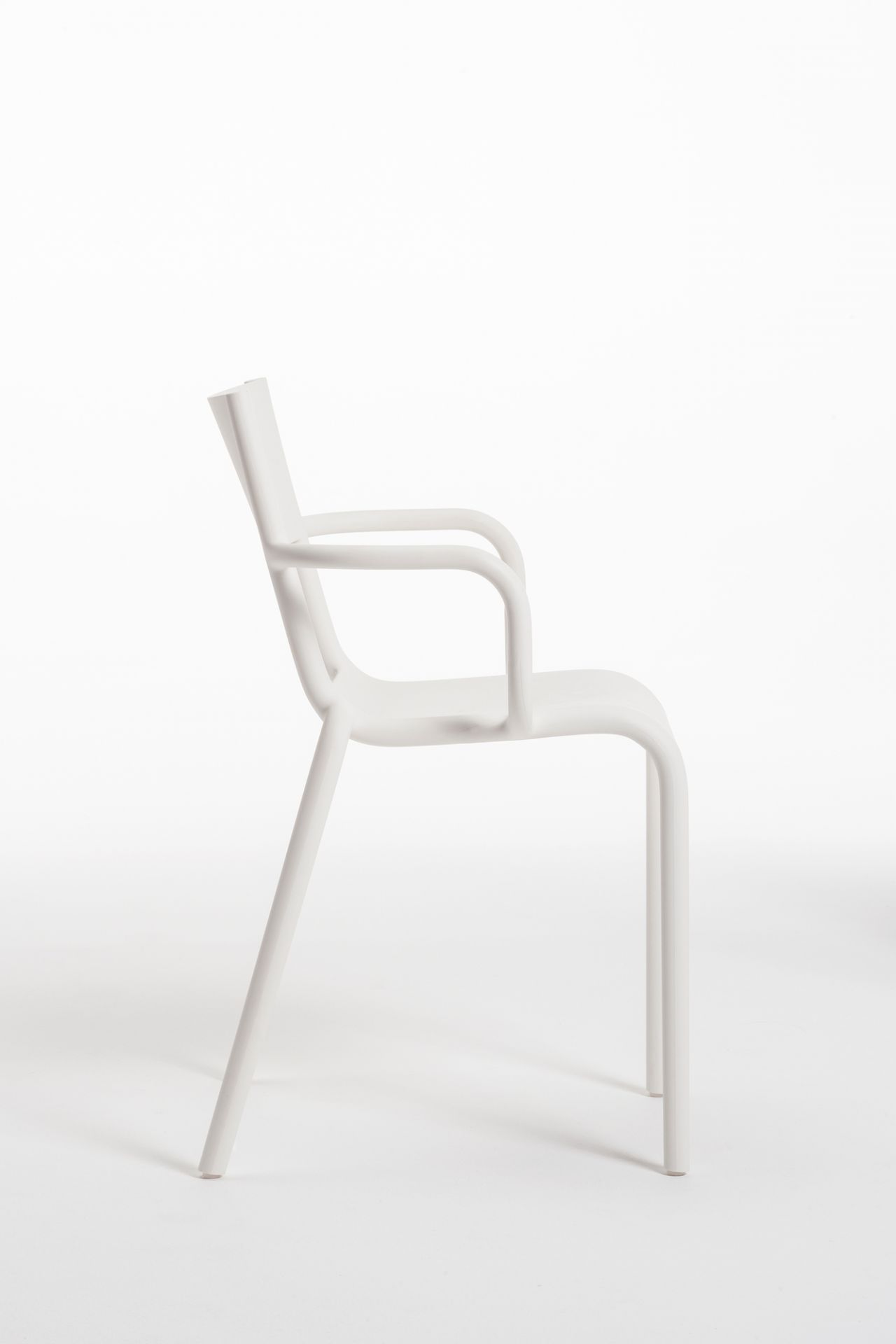 Schwarzer A Armlehnstuhl im Kartell-Stil, moderner Designstuhl aus Kunststoff, Seitenansicht auf weißem Hintergrund.