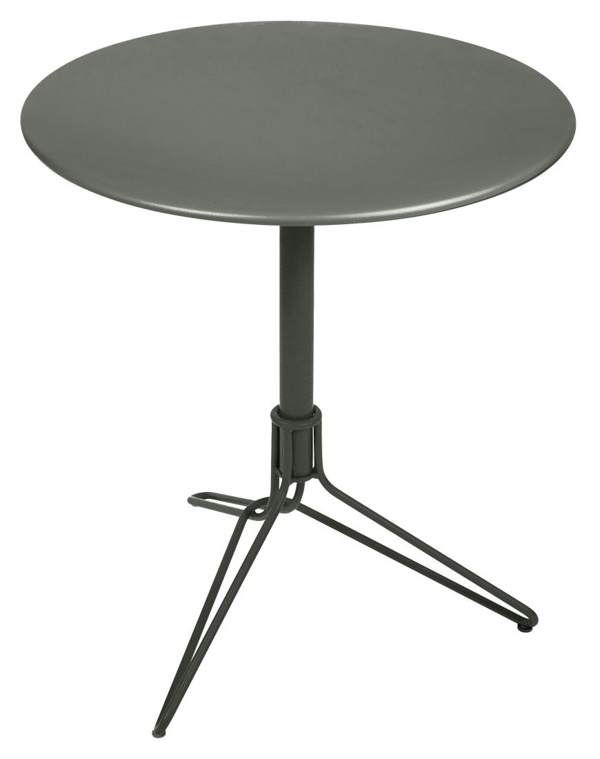 Grauer Flower Tisch von Fermob für den Außenbereich mit rundem Tischblatt und Metallgestell.