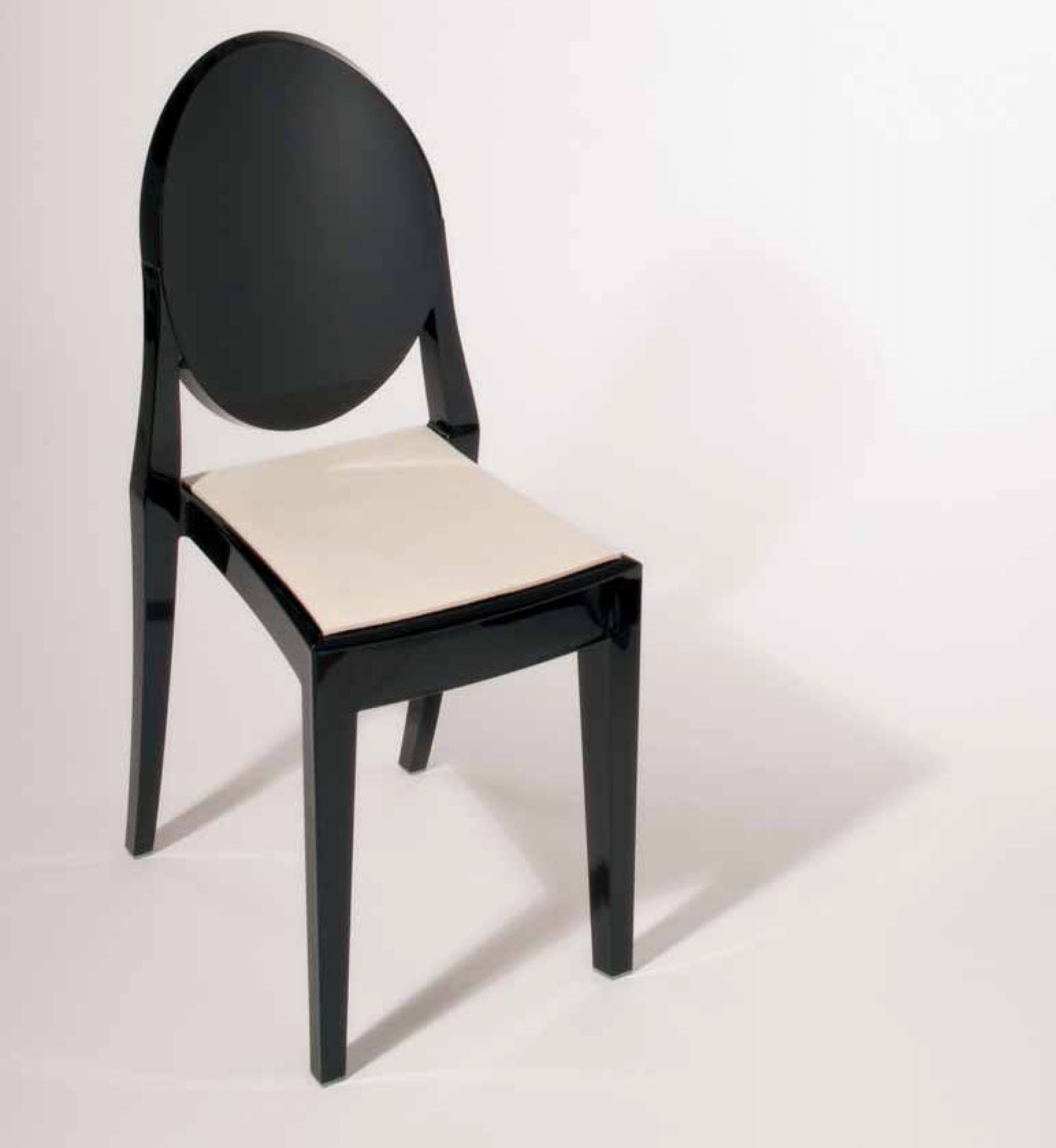 Schwarzer Victoria Ghost Stuhl mit beiger Filz Sitzauflage für mehr Komfort und Stil.