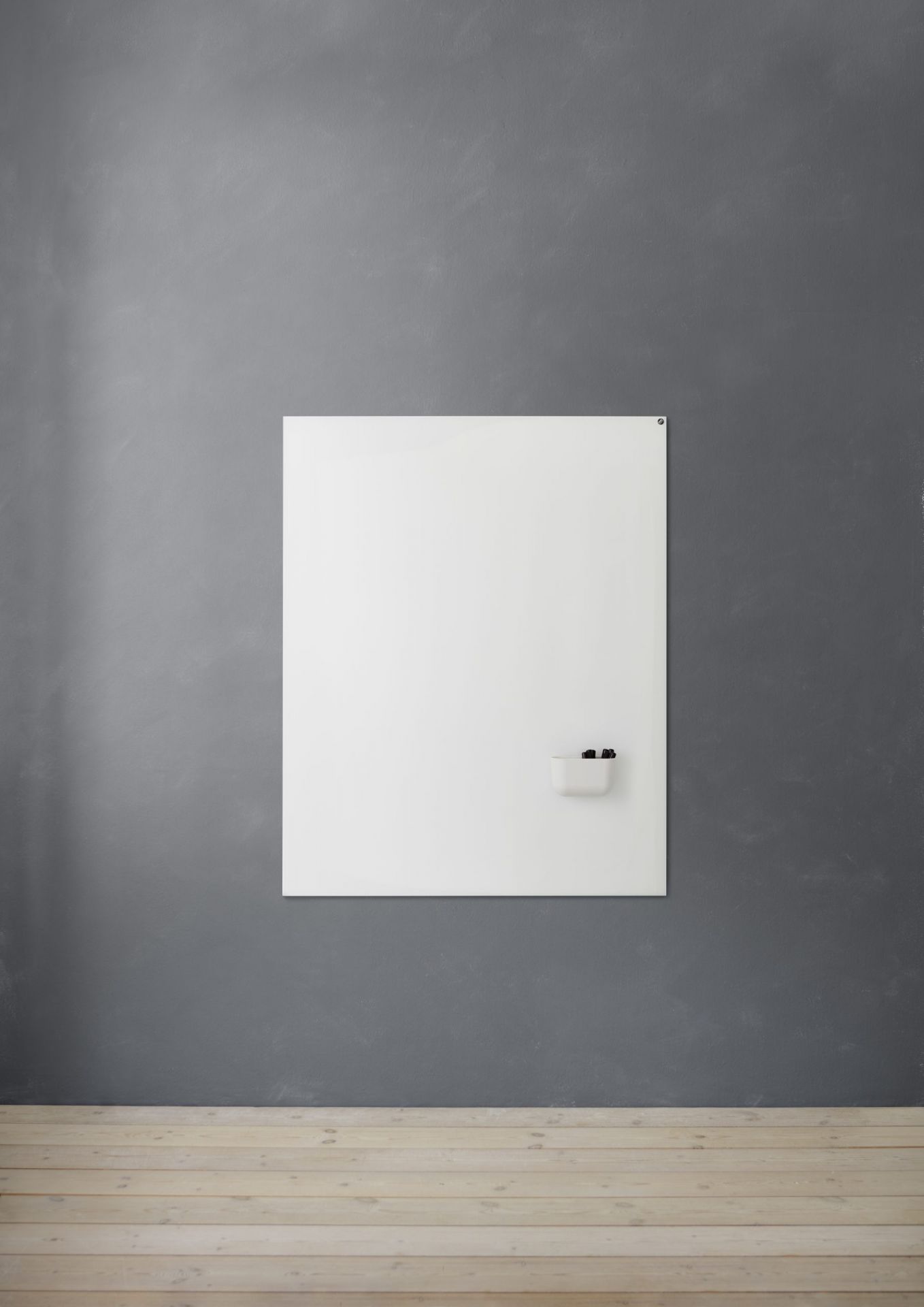 Weiße Chat Board Elements Wandtafel aus Glas, magnetisch, mit Stifthalter an grauer Wand.