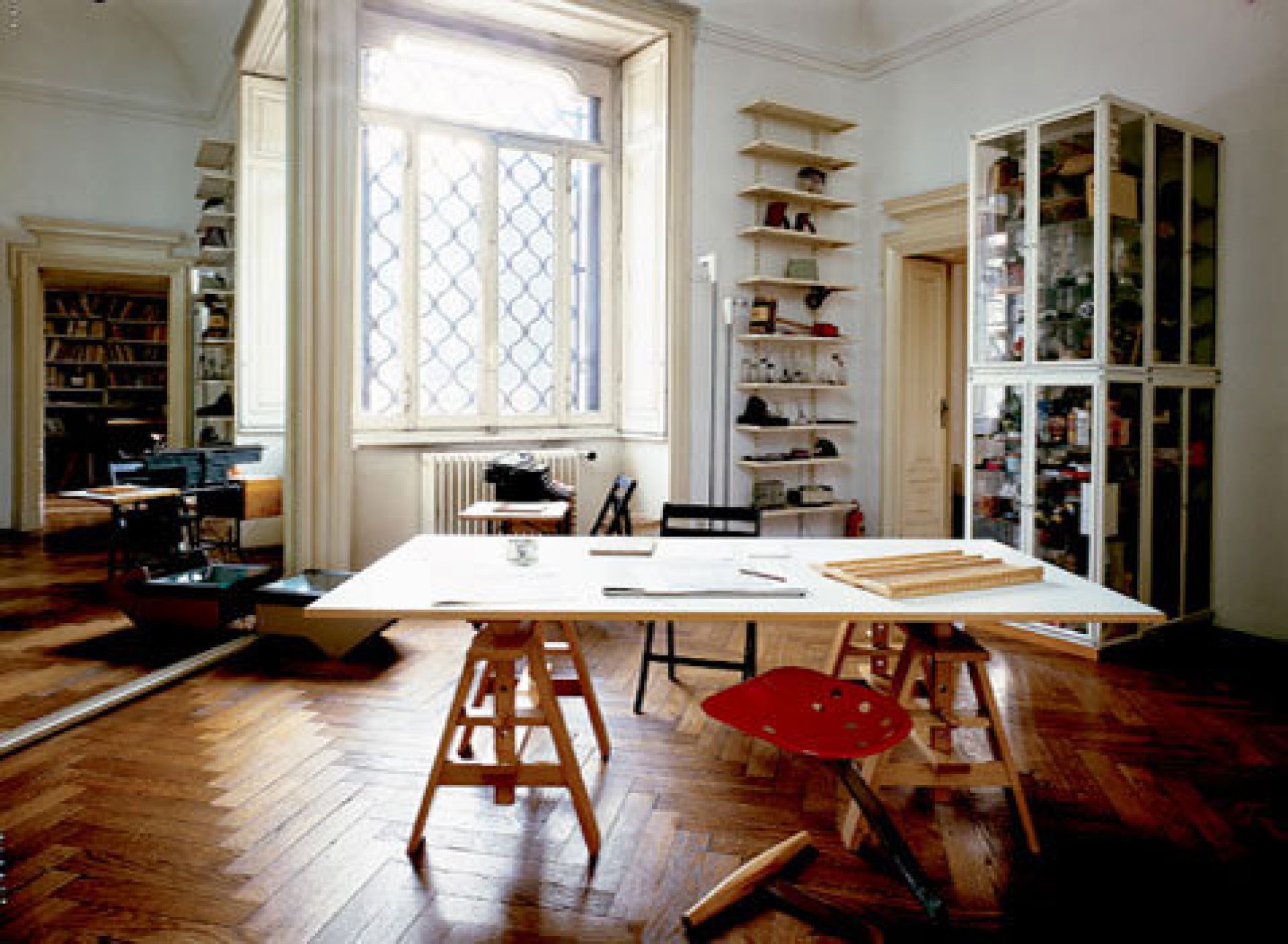 Heller Raum mit Leonardo Arbeitstisch von Zanotta, höhenverstellbar, aus Holz und Metall. Design Arbeitstisch.